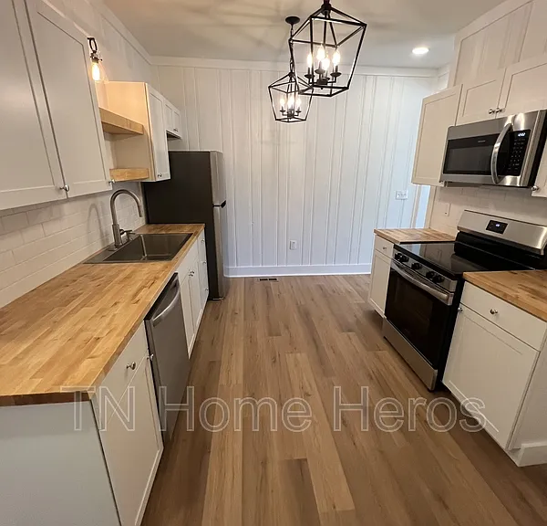 2811 E 5th Ave — Photo 2