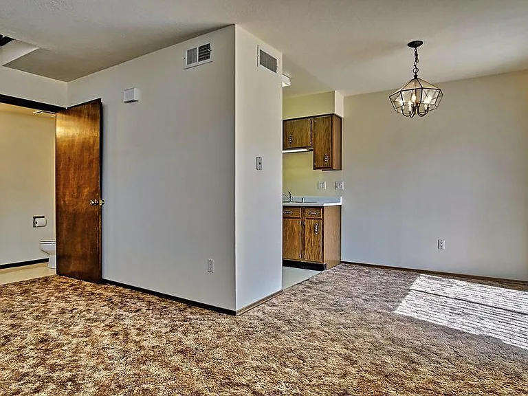 907 Nakomis Dr NE — Photo 4