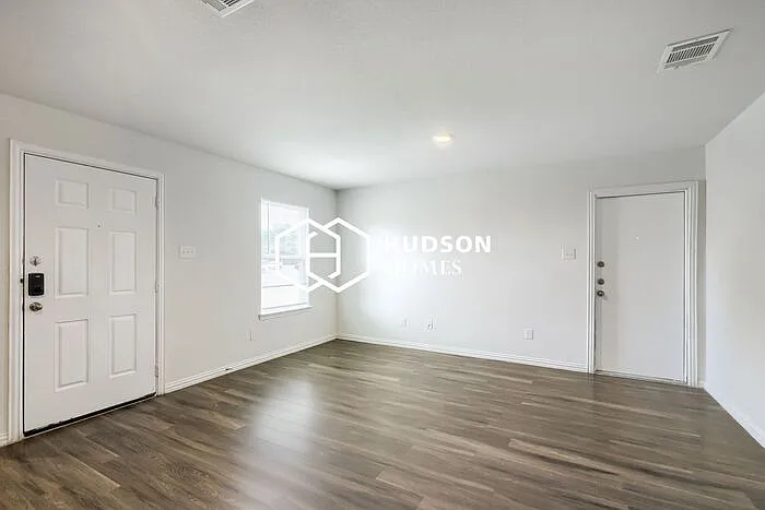 3 bed, 2.0 bath, 876 sqft, $999 — Photo 3