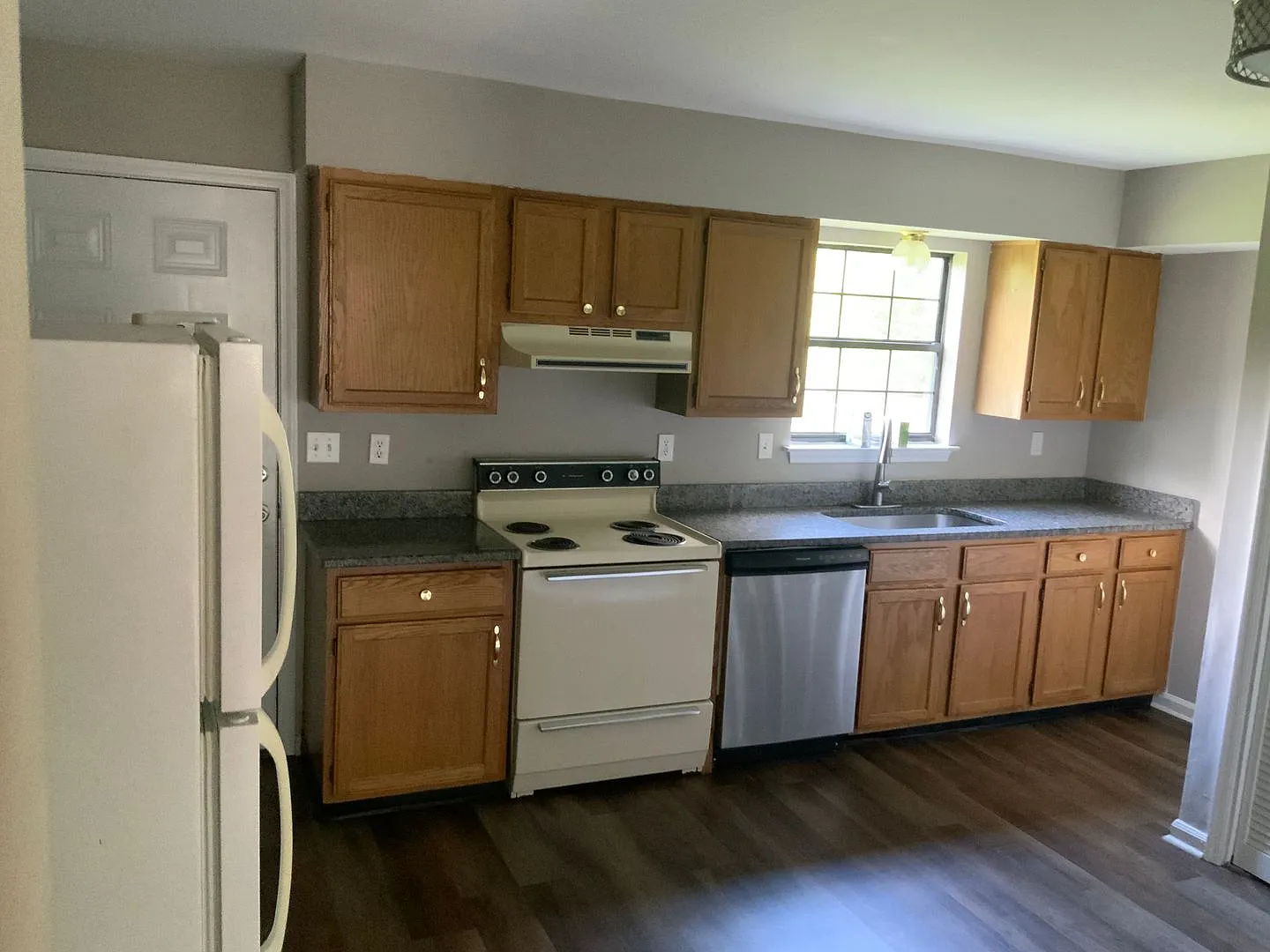 Great Location! 2 Bedroom Duplex — Photo 2