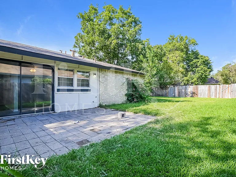 4906 Stagecoach Ln — Photo 12