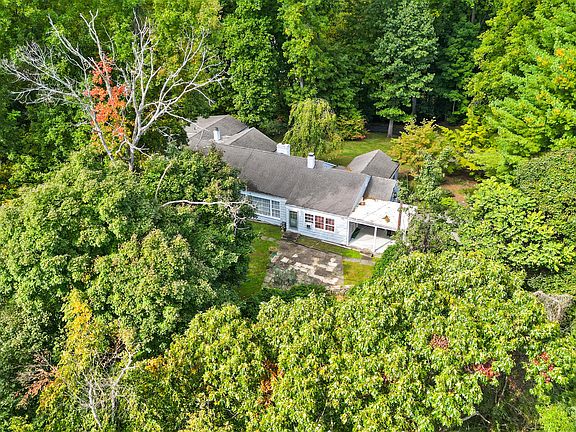 3rd image of 7 Flower Ln