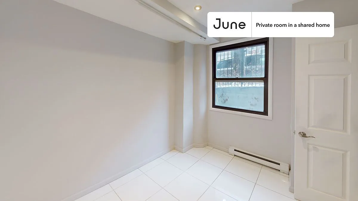 Twin bedroom in 5 bed/2 bath home in Upper West Side #1805 D — Photo 2