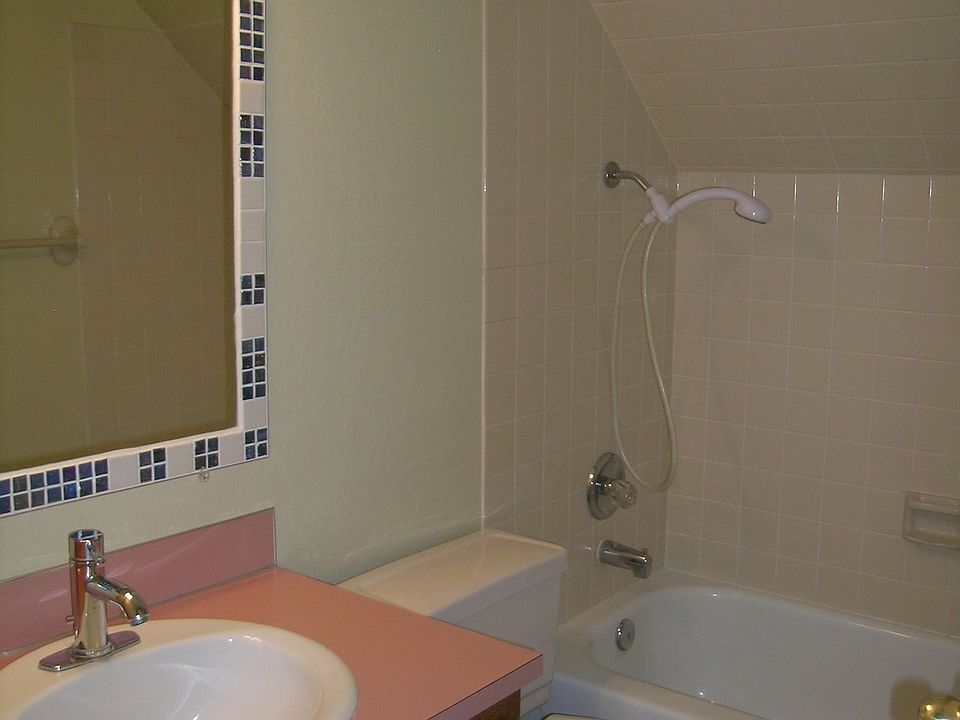 Full bath on upper level