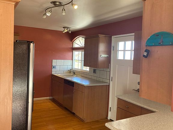 5th image of 743 Paloma St