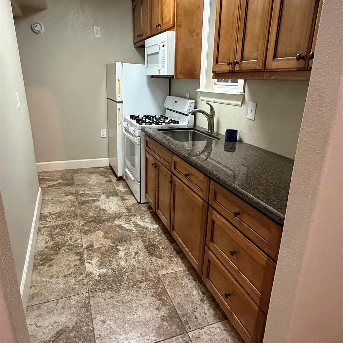 1 bed, 1.0 bath, 773 sqft, $1,400 — Photo 2