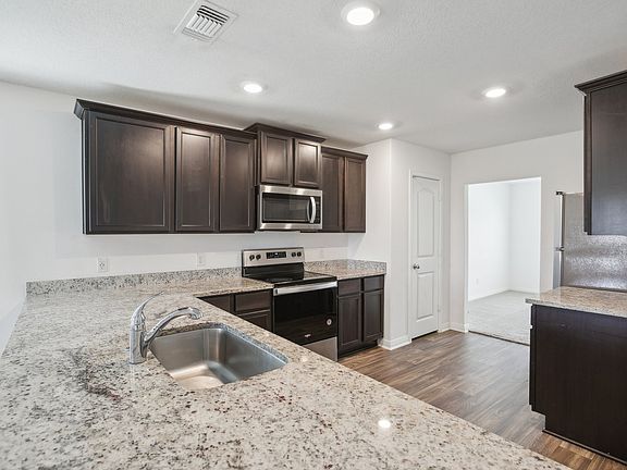4th image of 517 Riverdale Dr