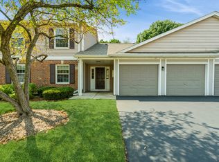 379 Woodview Cir APT A, Elgin, IL 60120
