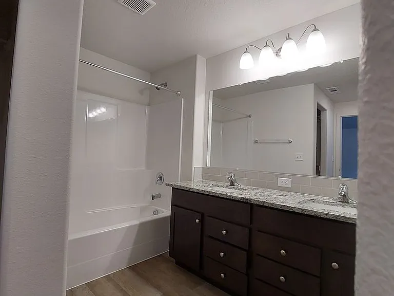 1013 Maple Dr W — Photo 18