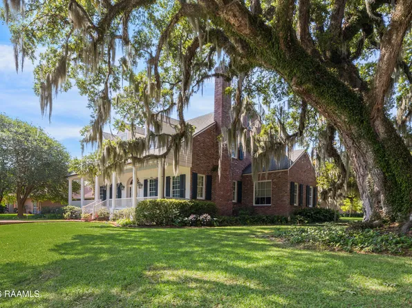 6 Duperier Oaks Dr, New Iberia, LA 70563