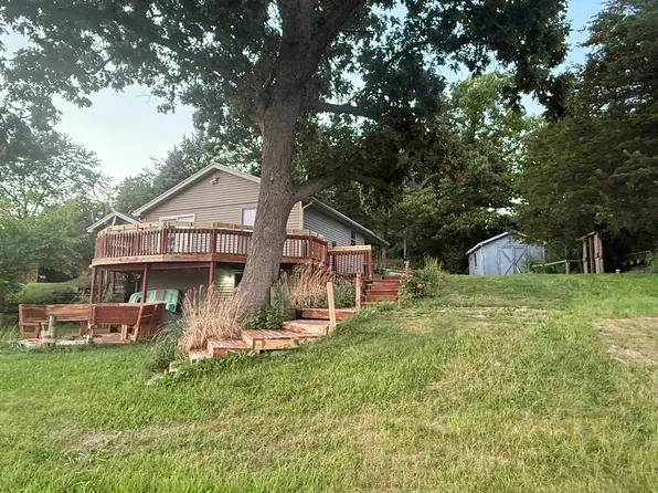 12425 Oakwood Shores St, Wayland, MI 49348