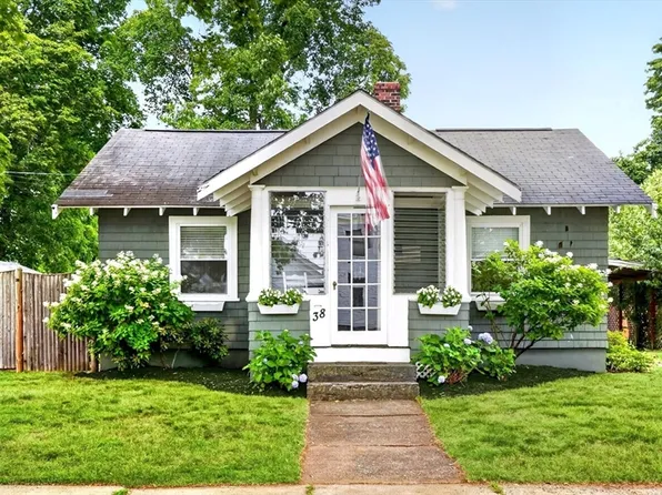 38 Miller St, Medfield, MA 02052