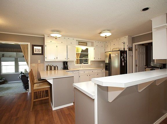 Spacious, open kitchen with ample seating
