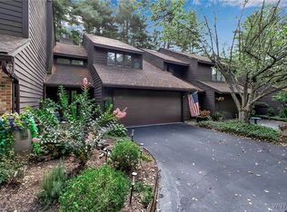 137 Breezewood Cmn, East Amherst, NY 14051