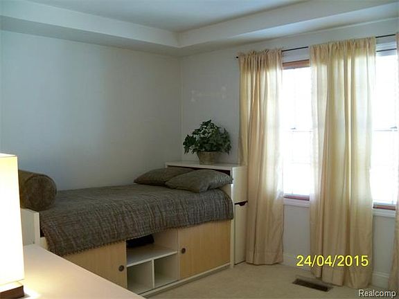 3rd image of 221 Stratford Ln #1