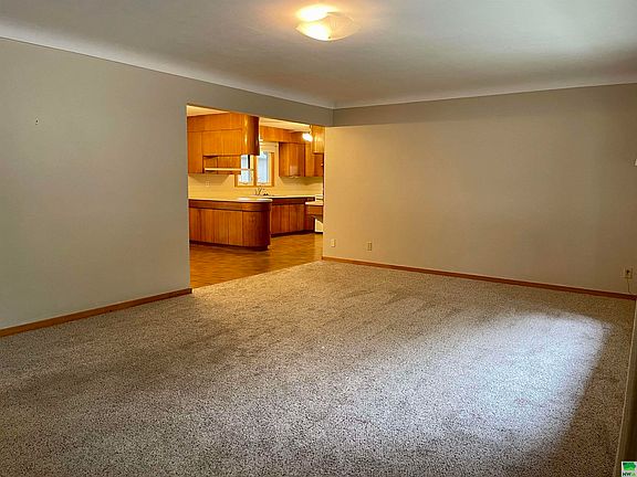 3rd image of 812 Pinecrest Dr