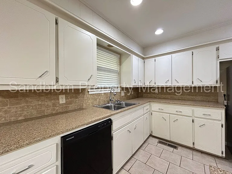 5766 S 80th East Ave — Photo 9