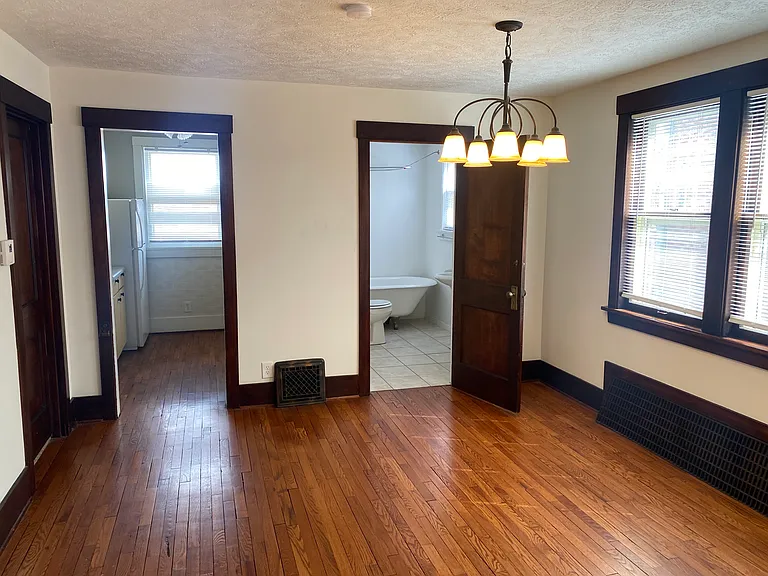 555 S 35th Ave — Photo 5