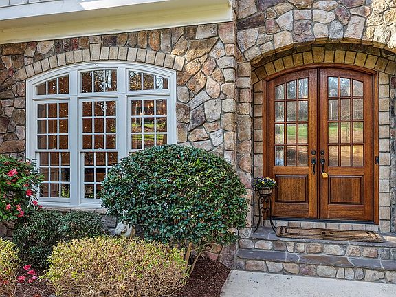 3rd image of 1325 Caistor Ln