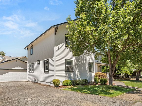 4th image of 975 Beverly Way