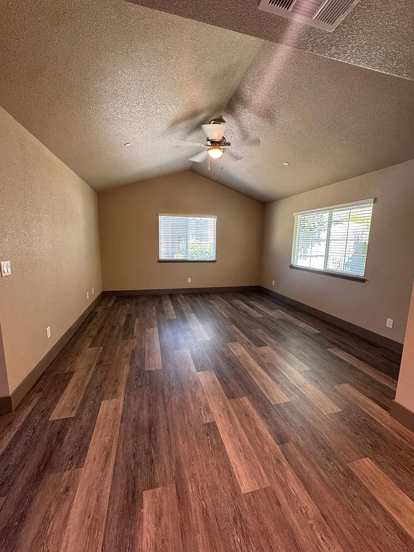 New Single Level Home Walking Distance To Stores. Super Clean — Photo 1