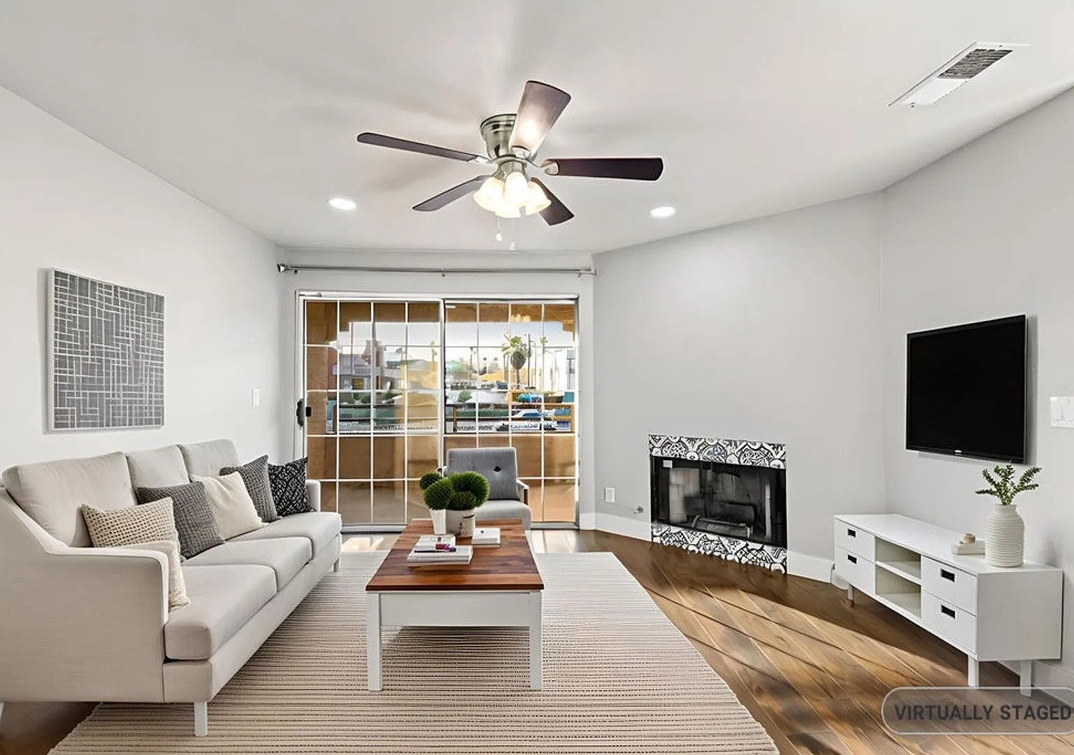 Gorgeous Renovated Condo in Guard Gated Neighborhood — Photo 3