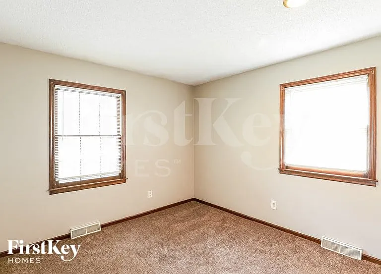 11819 E 60th St — Photo 11