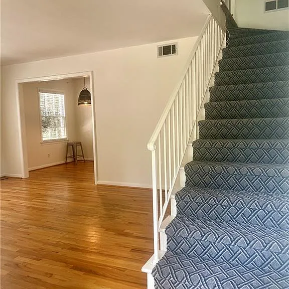 2429 Glenwood Dr NE #B — Photo 4