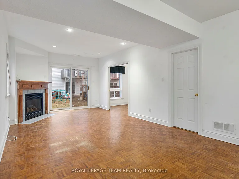 51 Castle Glen Cres — Photo 6