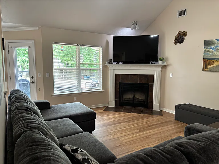3152 Alexandria Dr — Photo 6