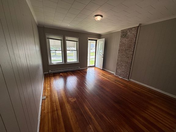3rd image of 193 Maple St