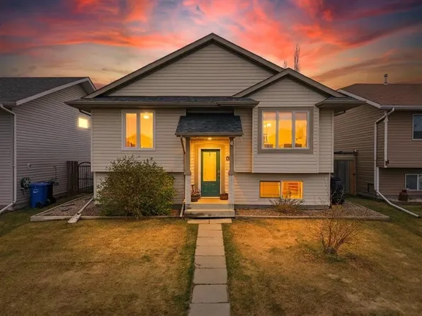 62 W McDougall Close, Penhold, AB T0M 1R0
