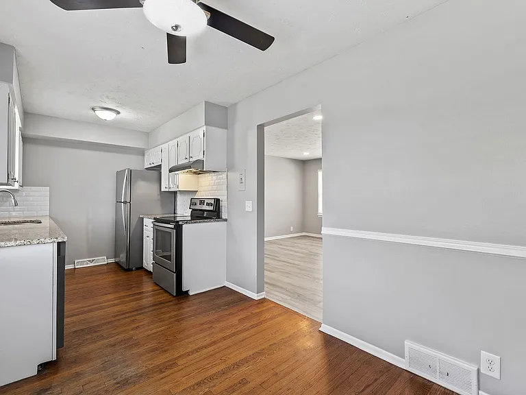 5508 S 122nd St — Photo 18