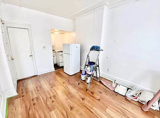 2nd image of 905 Lafayette Ave #2