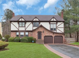 43 Pelican Ct, Syosset, NY 11791