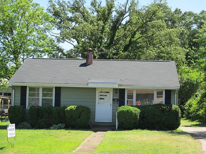 1st image of 605 E 10th St