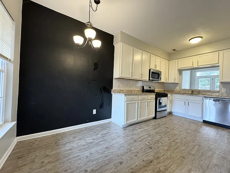 2309 Charing Cross Rd — Photo 10