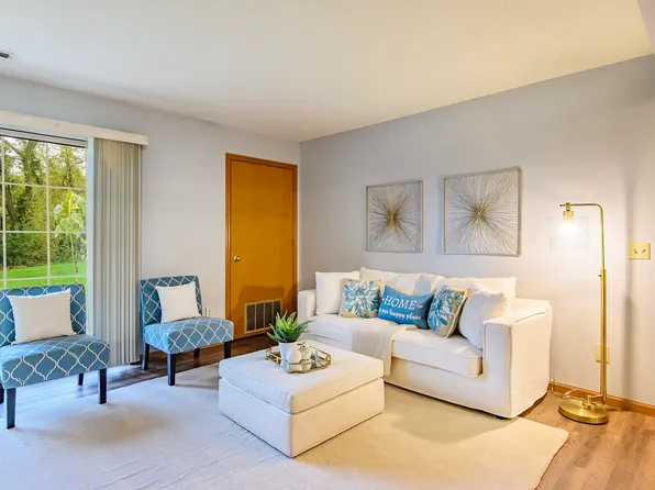 883 Park St APT 102, Oregon, WI 53575