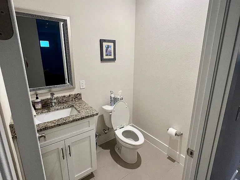 2084 Paragon Cir E — Photo 17