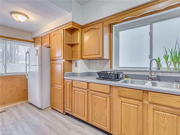 5th image of 691 Noble Ave #1
