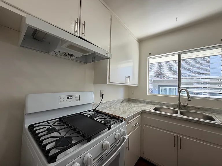 5011 Maplewood Ave #8 — Photo 5