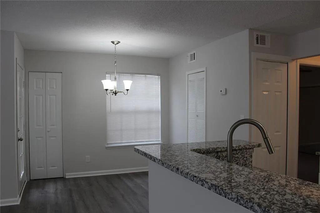 2 bed, 880 sqft, $1,750 — Photo 3