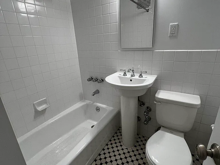 370 E 69th St #4C — Photo 4