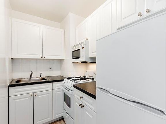 4th image of 225 E 36th St APT 10H