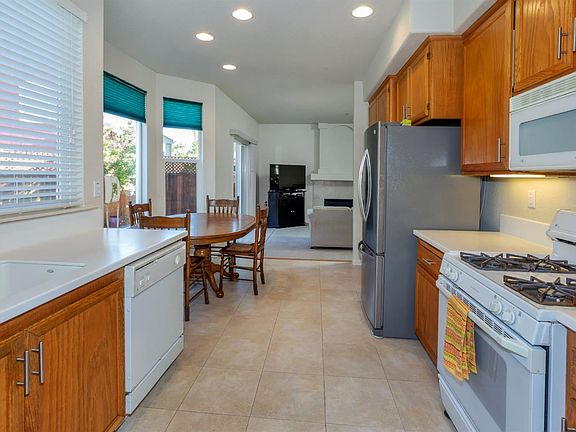 4th image of 832 Holly Ln