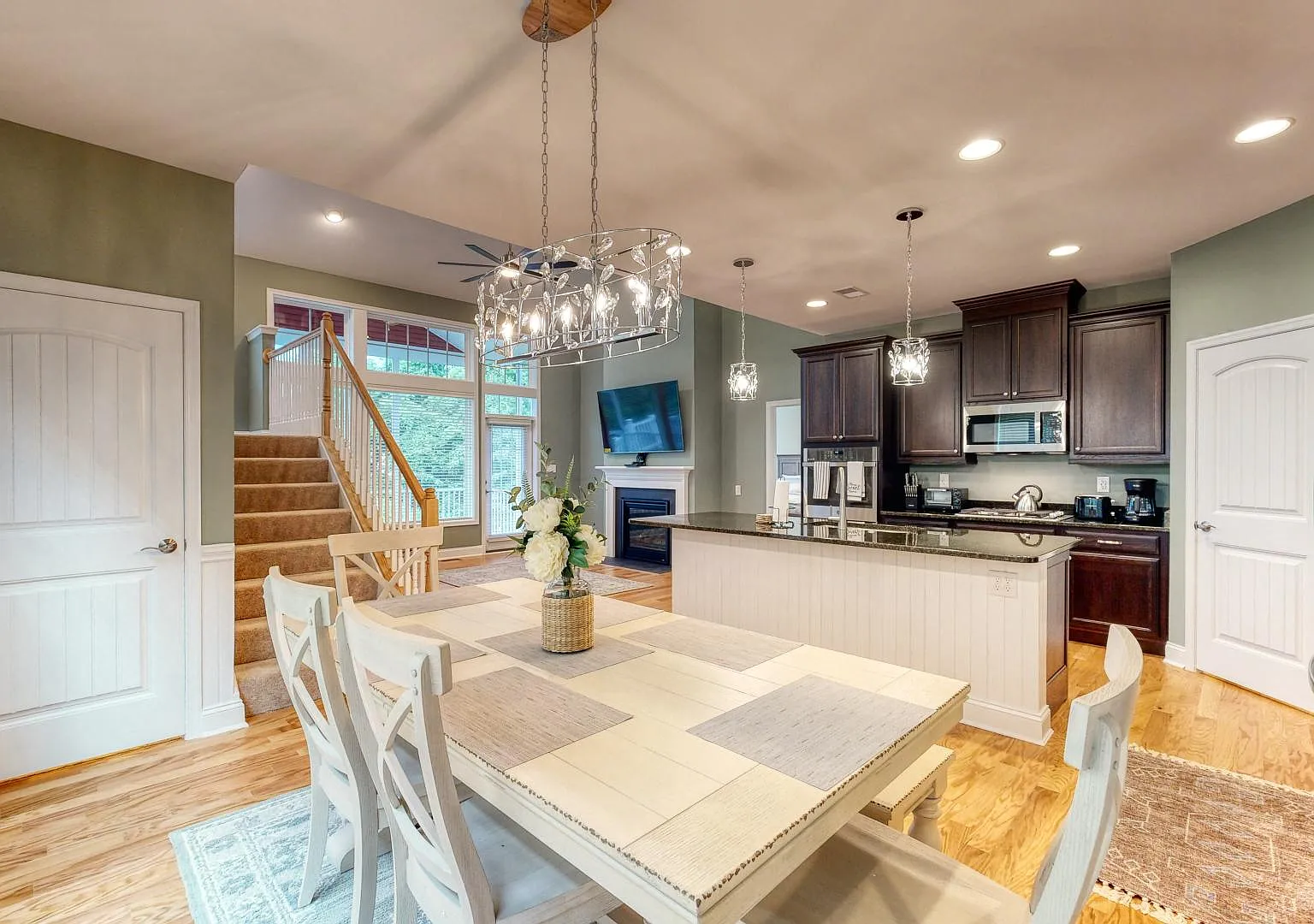 5 bed, 2850 sqft, $2,400 — Photo 3