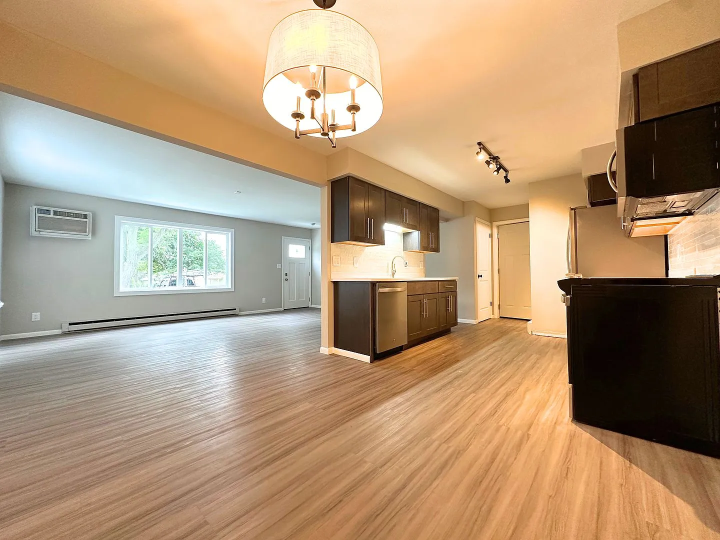 Cedarburg Townhome with attached garage, Newly Renovated with in unit laundry — Photo 2