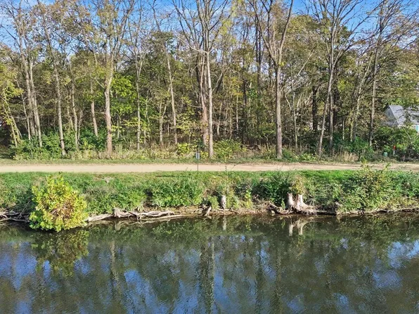 14687 E River Rd, Buchanan, MI 49107