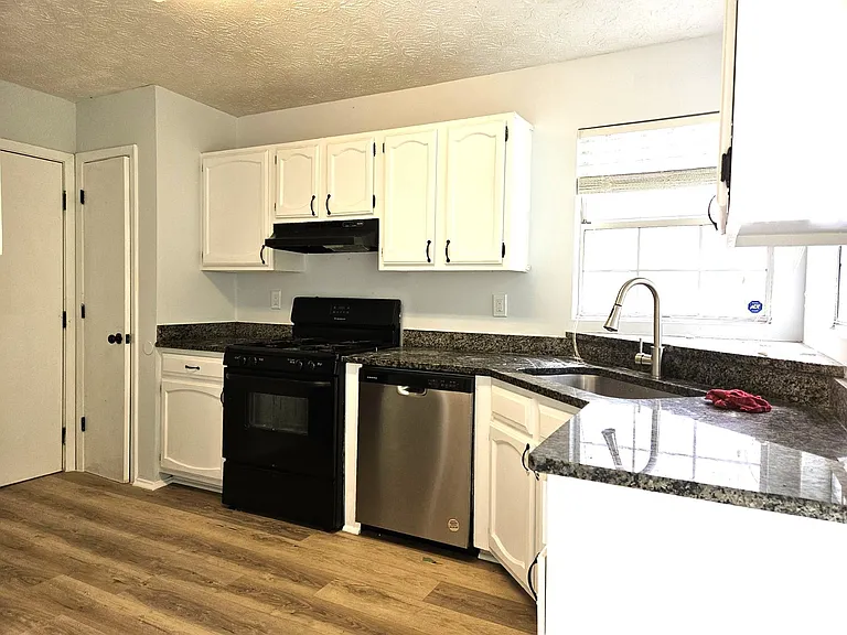 1261 Woodstream Dr — Photo 7