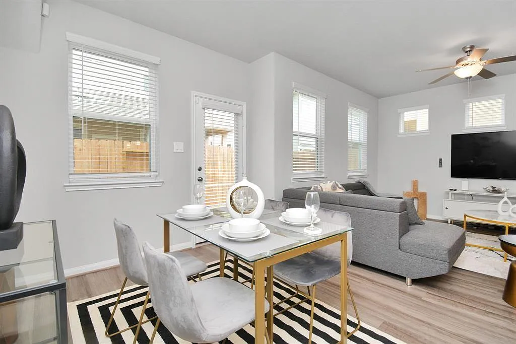 3 bed, 2.5 bath, 1939 sqft, $2,600 — Photo 1